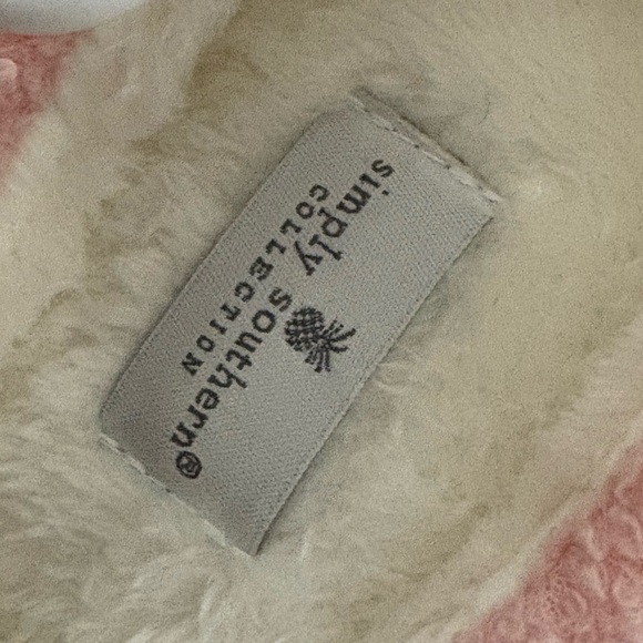 Simply Southern Strawberry Slippers Pink Fuzzy Cozy Womens M-L 7-9 NWT Vday Gift - Picture 5 of 7